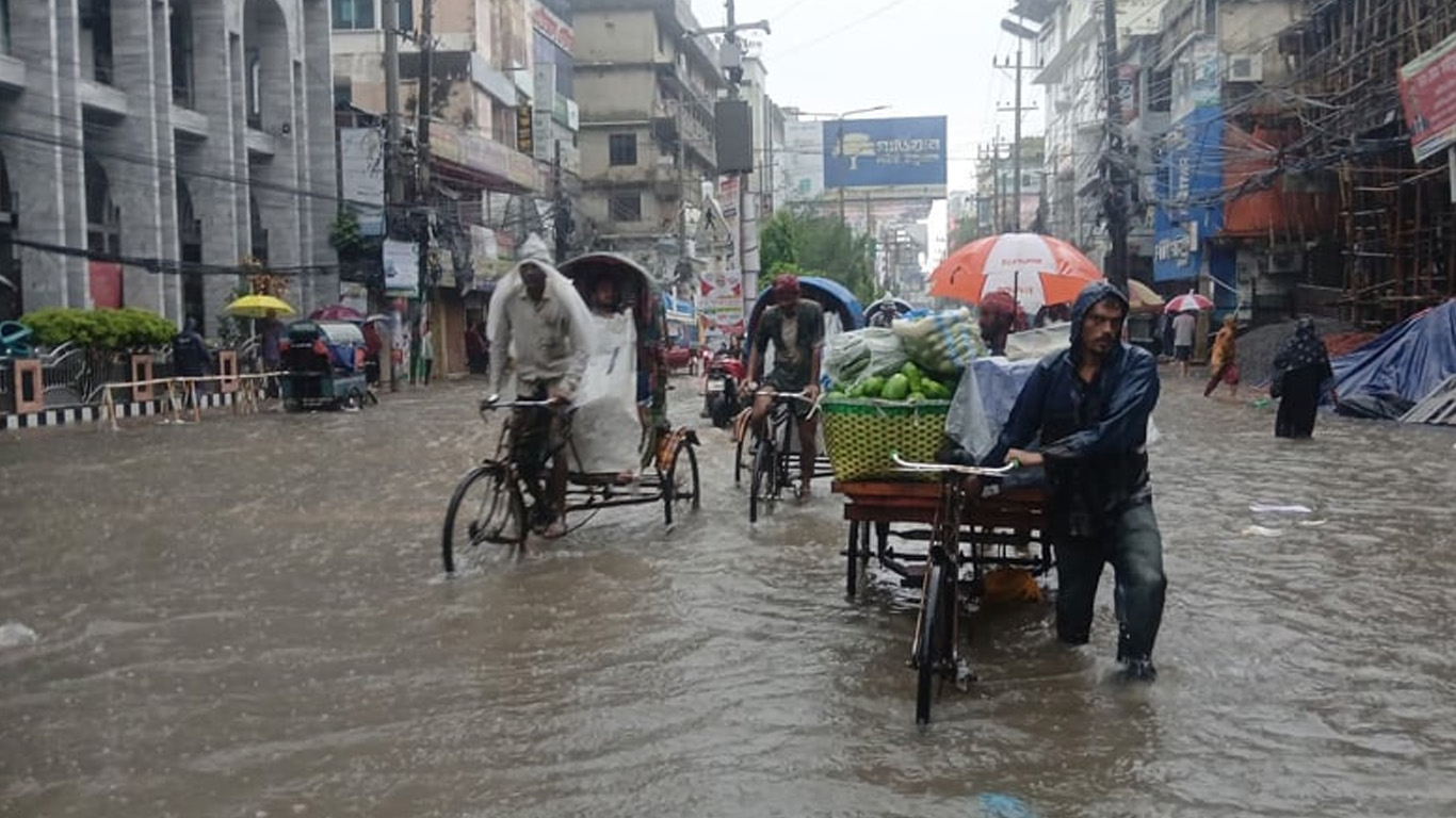 ভারী বৃষ্টিতে বিপর্যস্ত ভারত, জনজীবনে ভোগান্তি